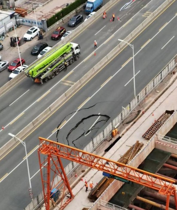 圍蔽處停有一輛混泥土天泵車，正在進行路面作業(yè)